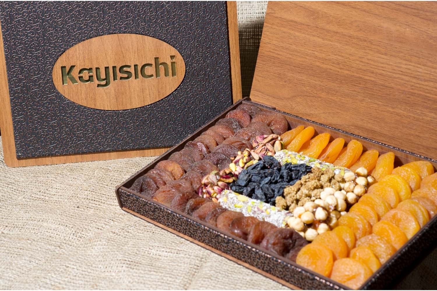 AHŞAP KUTULU KARIŞIK KAYISI SEPETİ - KİŞİYE ÖZEL İSİM YAZDIRILABİLİR ( 2,5 KG )