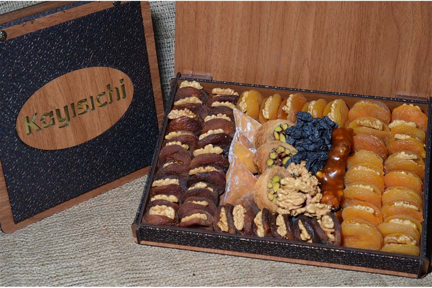 AHŞAP KUTULU CEVİZLİ KARIŞIK KAYISI - KİŞİYE ÖZEL İSİM YAZDIRILABİLİR (2.5 KG)