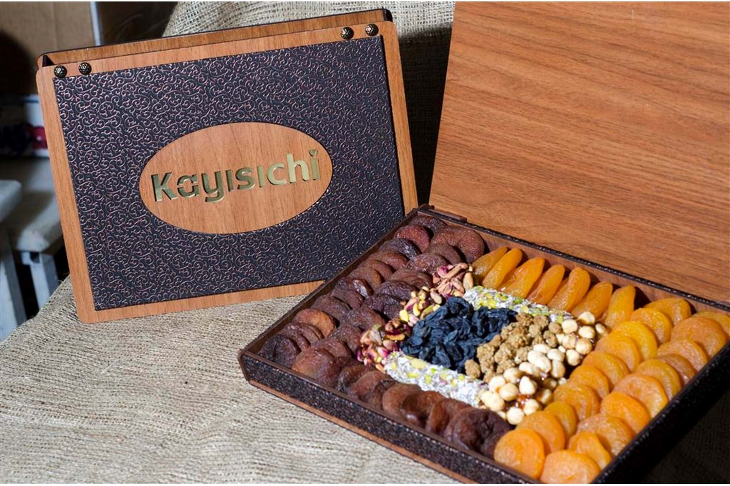 AHŞAP KUTULU KARIŞIK KAYISI SEPETİ - KİŞİYE ÖZEL İSİM YAZDIRILABİLİR ( 1,5KG )