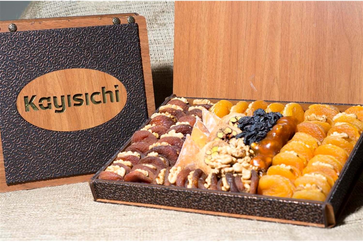 AHŞAP KUTULU CEVİZLİ KARIŞIK KAYISI - KİŞİYE ÖZEL İSİM YAZDIRILABİLİR (2 KG)