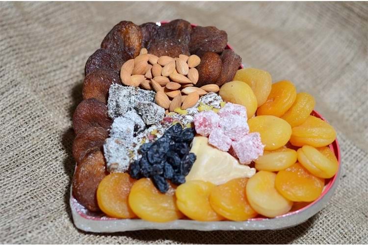 KLASİK KALPLİ HEDİYELİK KAYISI SEPETİ (650 GR)