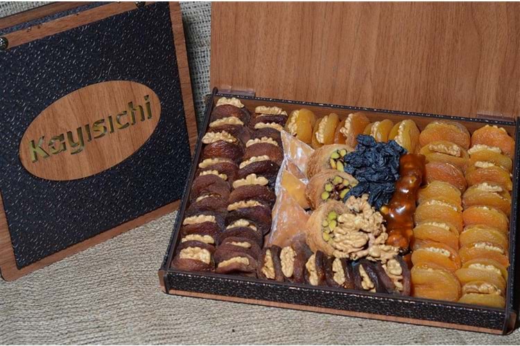 AHŞAP KUTULU CEVİZLİ KARIŞIK KAYISI - KİŞİYE ÖZEL İSİM YAZDIRILABİLİR (2.5 KG)